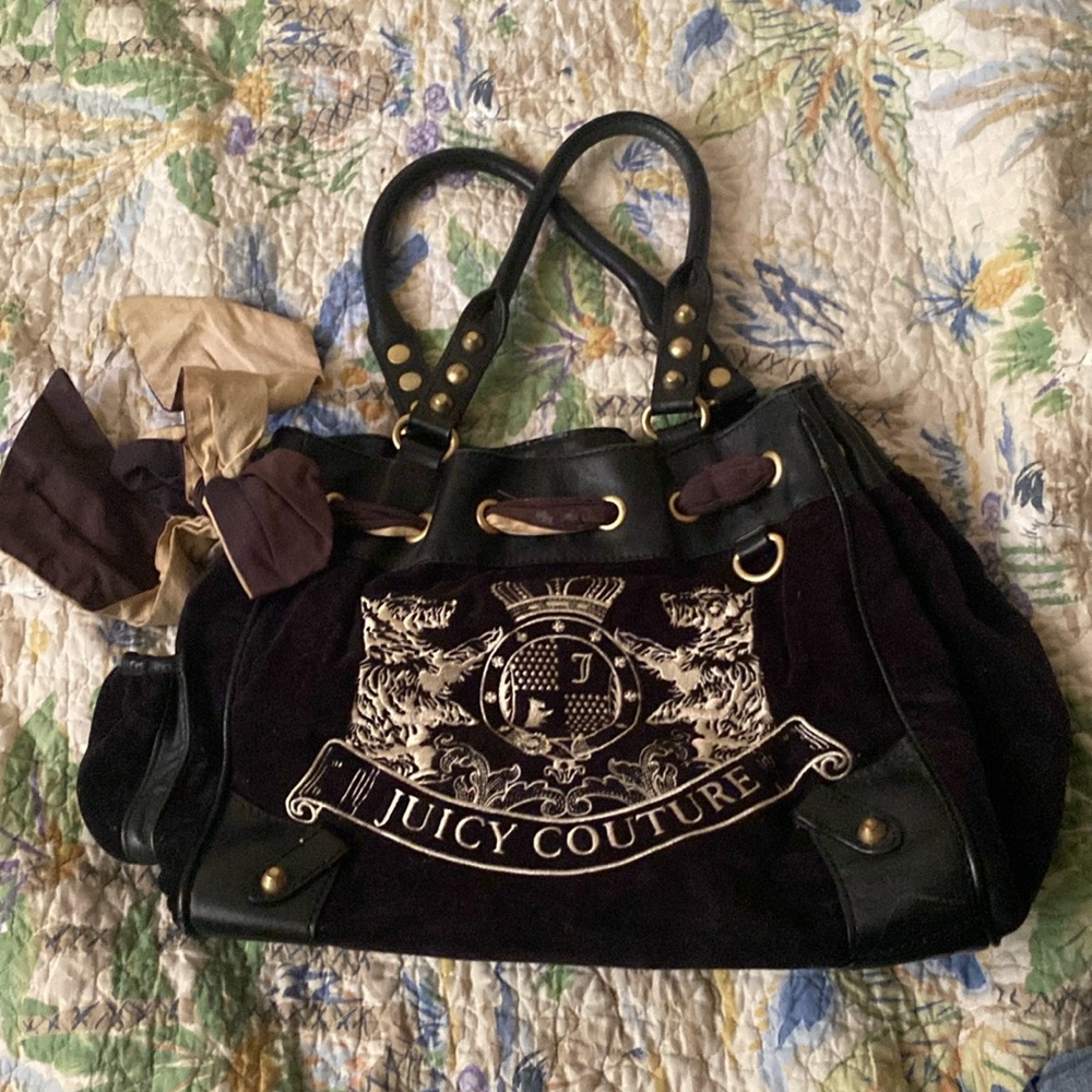 This is a second hand purse that’s in great condition. I’m flexible on price.
